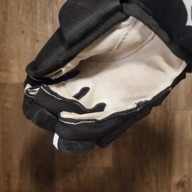 New 11" Jr. VIC Hockey Gloves  Kids Hockey Gloves  in Hockey in Barrie - Image 7