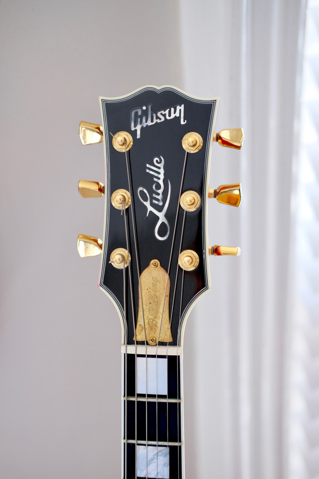 1997 Gibson B.B. King Lucille Cherry  in Guitars in Hamilton - Image 4