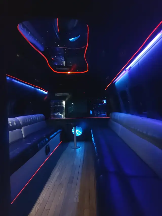 limousine autobus party bus  1991 25 passager in RVs & Motorhomes in West Island - Image 10