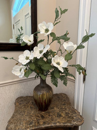 Arrangement floral avec vase décoratif