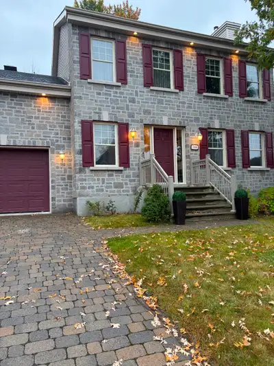 Découvrez cette charmante maison à louer située à Sainte-Anne-des-Plaines, offrant des espaces de vi...