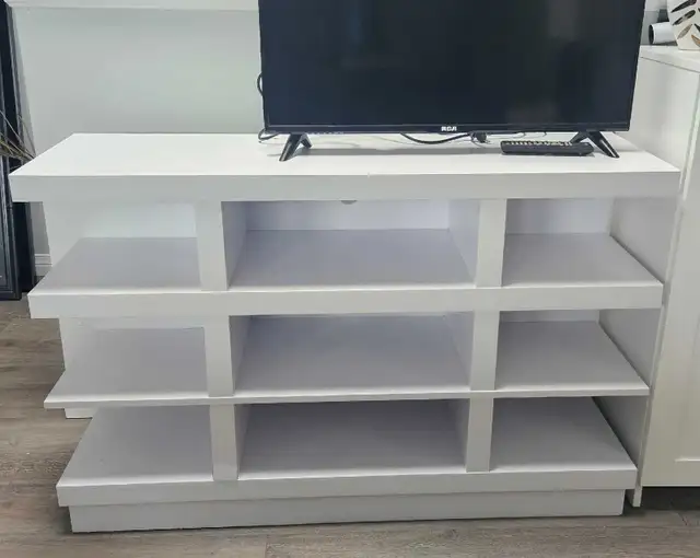 White TV Stand in TV Tables & Entertainment Units in Delta/Surrey/Langley - Image 2