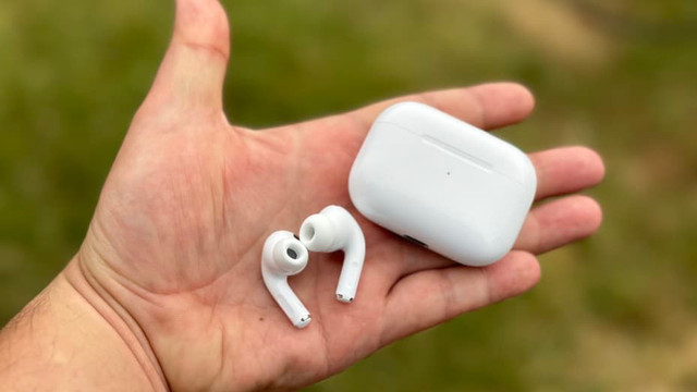 Apple AirPods Pro (1st Gen) In-Ear Noise Cancelling True Wireles in Headphones in Edmonton