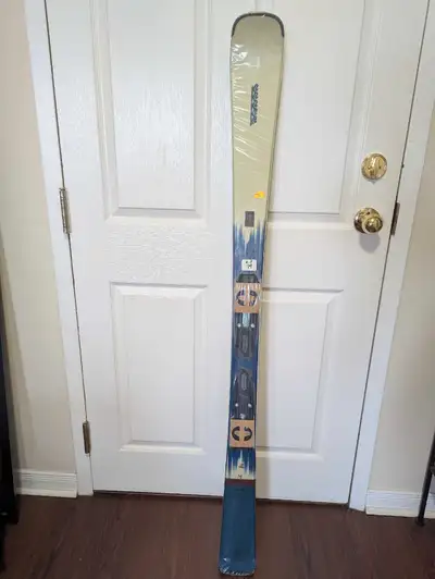 Brand new skies never used comes with unattached boot clips.