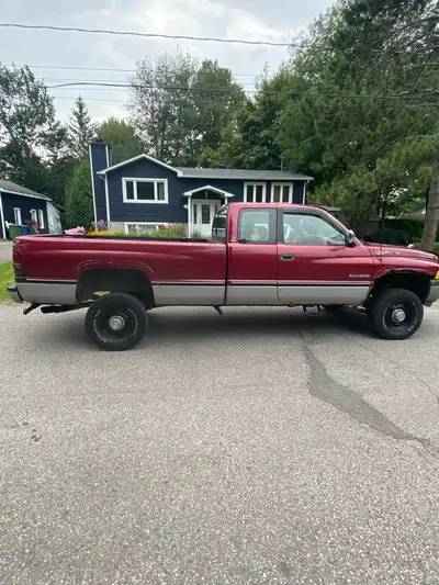 Dodge ram 2500 cummins 4x4 1996 avec305000 km boîte 8 pied aile rouillé et rocker suspension ballon...