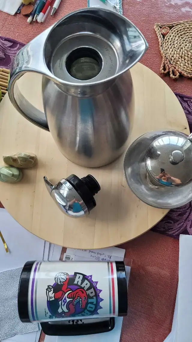 One coffee thermo + with a free tea pot in Kitchen & Dining Wares in Mississauga / Peel Region - Image 3