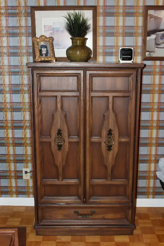 Tete de lit et commode / set de chambre en noyer. in Dressers & Wardrobes in Laval / North Shore - Image 8