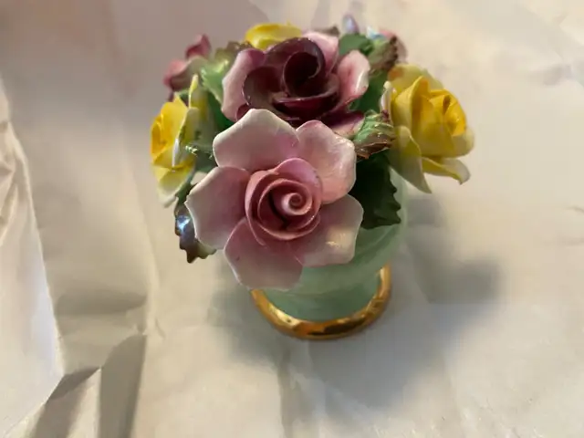 Denton China Floral Arrangement in Home Décor & Accents in Mississauga / Peel Region - Image 5