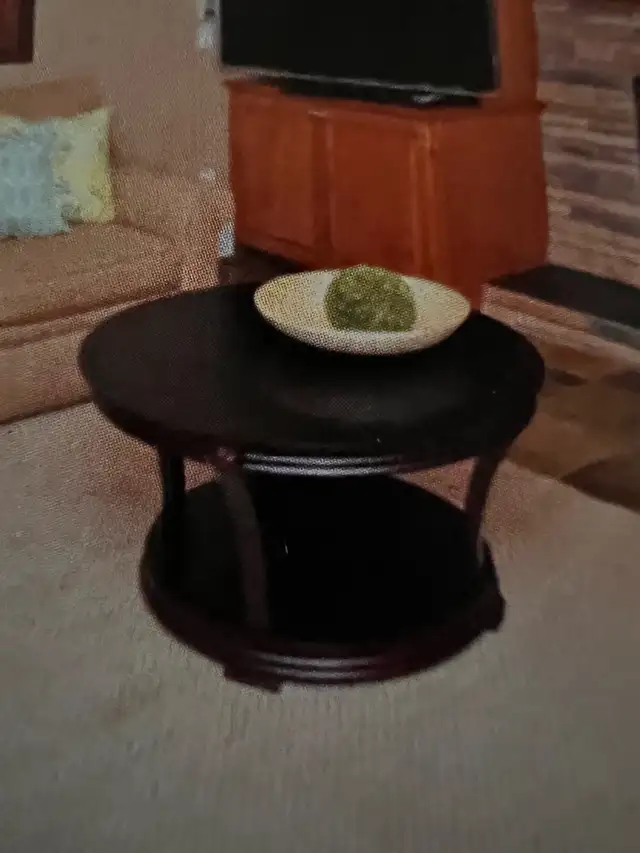 round coffee table in Coffee Tables in Penticton - Image 2