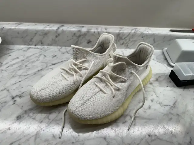 Yeezy 350 v2 Cream size 11 in Men's Shoes in Oakville / Halton Region - Image 2