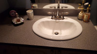 Comptoir lavabo robinets