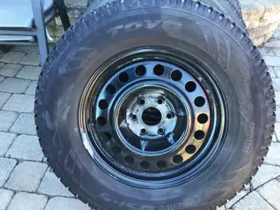 Bons pneus d’hiver montés sur jantes en acier utilisés seulement un hiver pour camionnette GMC Canyo...