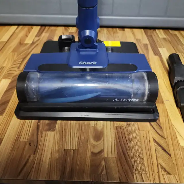 Shark wireless Vacuum cleaner rubber power fins small cordless - in Vacuums in Oakville / Halton Region - Image 3
