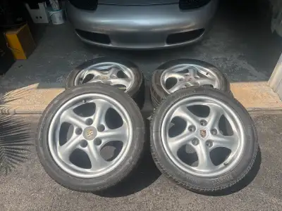 4 mags 17" (largeurs: 2x 8" avant et 2x 10" arrière) bolt pattern: 5x130 Mags oem Porsche boxster 98...