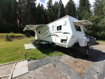 Live year round in this clean fresh ready to go Northwood Arctic Fox 30-U Silver Fox Edition. This a...