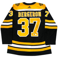 Boston Bruins Signed Memorabilia: Bobby Orr, Patrice Bergeron+++