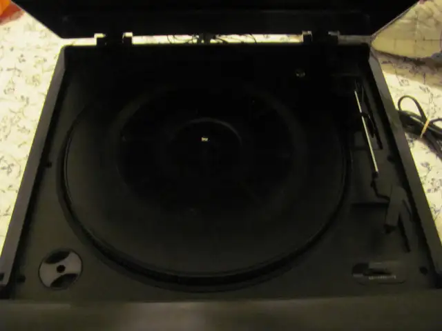 Teac  AM/FM  and Turntable Combo in Stereo Systems & Home Theatre in Edmonton - Image 3