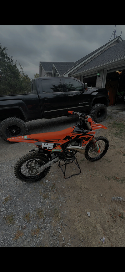 2024 ktm 300sx 40hrs comes with brand new stock plastics and a brand new rear spring for a 165lbs ri...
