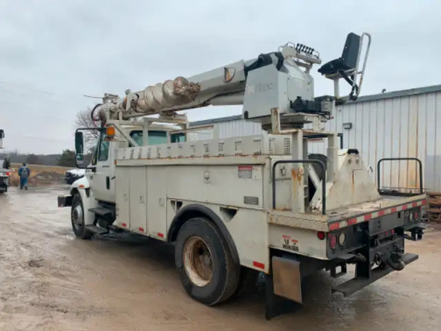 2006 IHC DT466 Altec DM47 Digger Derrick - Upper Controls in Other in Prince George - Image 2