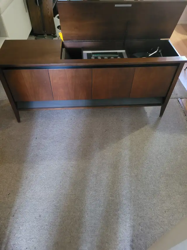 Vintage mid-1960's console stereo and turntable system in Stereo Systems & Home Theatre in Calgary - Image 2