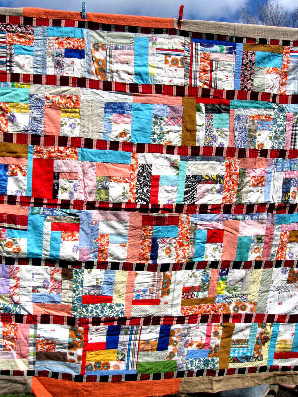 GRANDE COURTEPOINTE VINTAGE LARGE  HANDMADE  QUILT 58"x76" dans Art et objets de collection  à Ouest de l’Île - Image 3