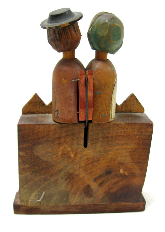 BOITE/CIGARETTE ART FOLKLORIQUE HAND CARVED CIGARETTE BOX c1950 dans Art et objets de collection  à Ouest de l’Île - Image 3
