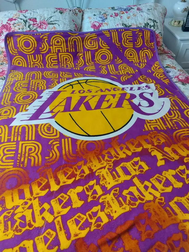 Los Angeles Lakers throw in Basketball in Calgary - Image 6