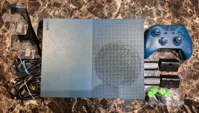 Xbox One S bleu + manette et jeux, View more