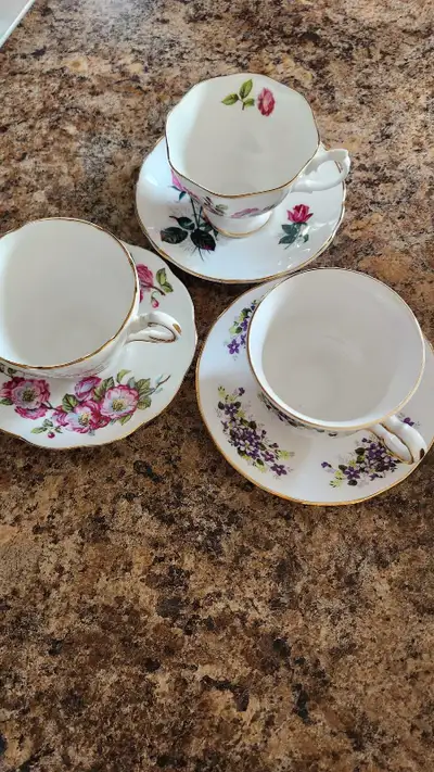 3 sets de tasses à thé et soucoupes de collection. 1 Royal Albert, 1 Queen Anne, 1 GrosVenor. Fine B...