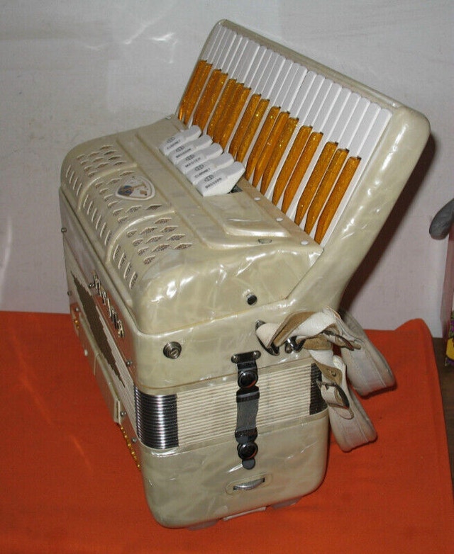 Titano Accordion Cream & Gold With Solid Case Arts