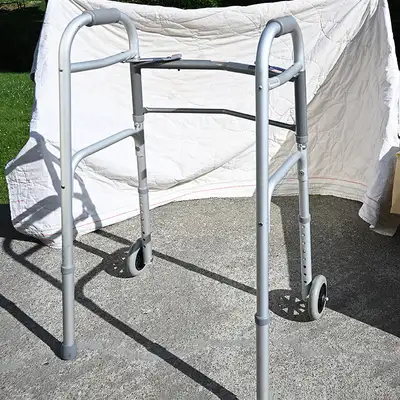 Déambulateur pliable à double déblocage Lumex, View more