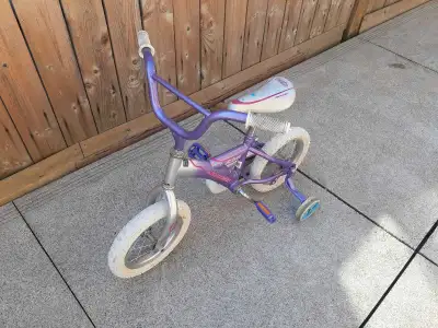 Get your little one rolling with this Avigo Viva 12-inch kids bicycle! This bike is perfect for begi...