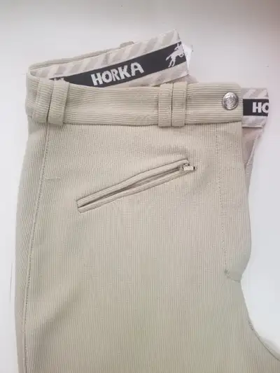 La marque Horka est un pantalon d’équitation bien connu à la coupe parfaite. Caractéristiques: • Fin...