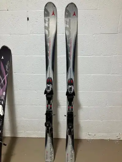 Skis alpin Atomic Vario Scandium pour hommes Longueur 164 cm. Bons skis paraboliques pour niveau déb...
