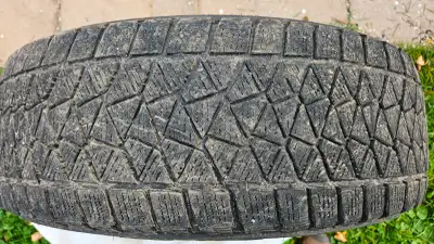 4 X Bridgestone - BLIZZAK DM-V2 225/65/R17, montés sur roue acier étaient sur un Subaru outback 2018...
