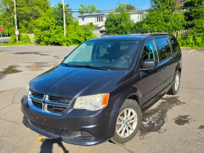Minifourgonnette familiale très bien entretenue avec 143 XXX km, en excellente condition. Cette Dodg...