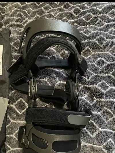 Purchased from my surgeons office brand new for $1900 but never used. Can be used for either knee an...