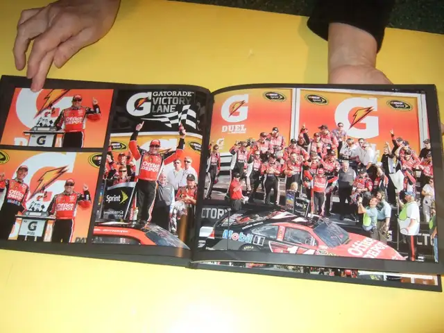 NASCAR TONY STEWART signed  SEASON iii  2011 / iv 2012 Gene Haas in Non-fiction in Oakville / Halton Region - Image 9