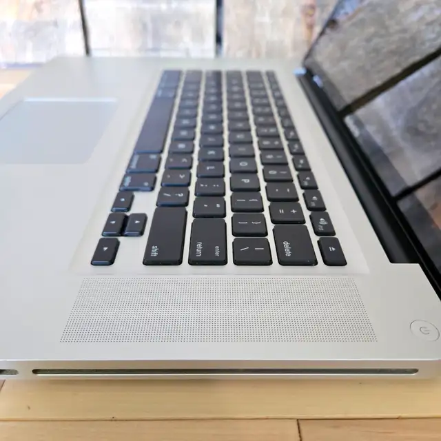 Macbook Pro Mid 2010 15" | Intel i5 | 8 Gb RAM | SSD 128 Gb in Laptops in Laval / North Shore - Image 9