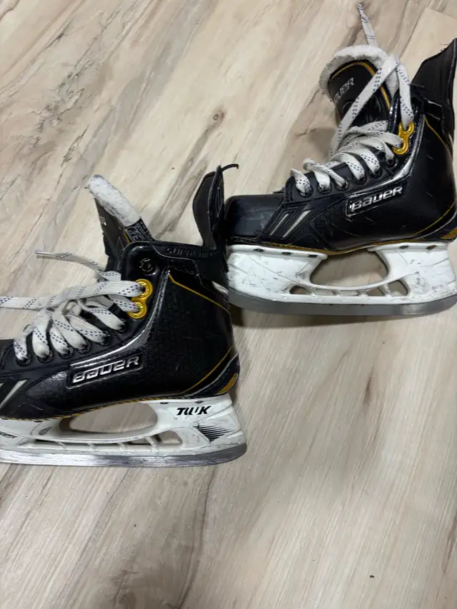 kids youth Bauer Hockey Skates in Hockey in Mississauga / Peel Region - Image 3