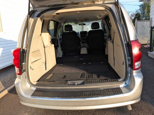 Auto Dodge Caravan 2012 stow and go — photo 4