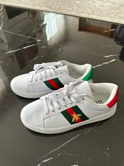 Gucci Ace Embroidered 'Bee' sneakers, size US 6, new without box.