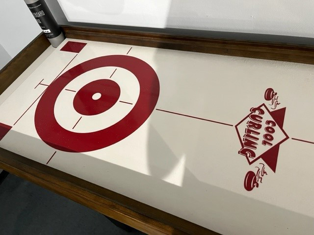 Table jeu Curling style Shuffleboard Mississippi démonstrateur dans Jouets et jeux  à Ouest de l’Île - Image 2