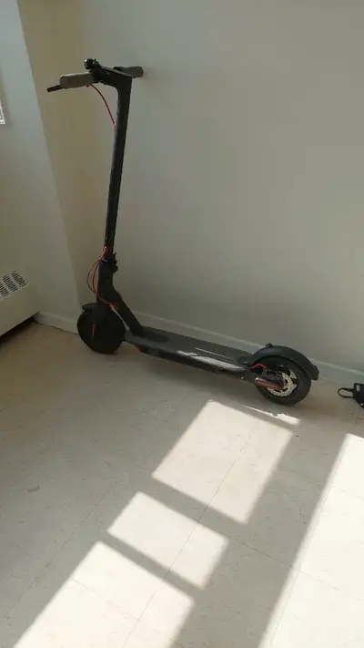 Xianomi electric scooter, use like new. 25km/h. Comes with charger and lock with key for save packin...