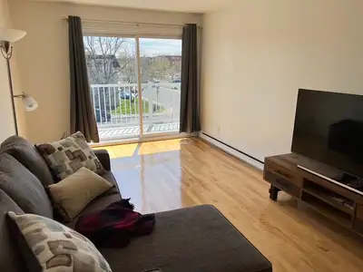 Longueuil, Fréchette beau, grand 41/2 rénové à partir de 1200,00$ situé a l'étage ou au demi sous-so...