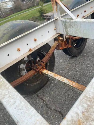 Load capacity 4500 lbs 18-21 boat All lights work Bearing serviced 2 years ago No papers, price is f...