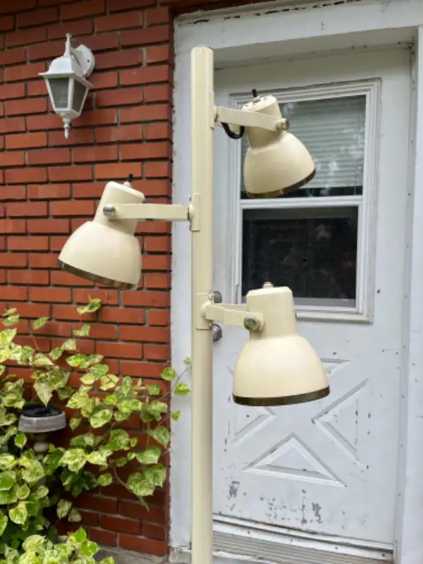 Lampe sur pied vintage ivoire 3 abats jours ajustables in Indoor Lighting & Fans in City of Montréal - Image 4