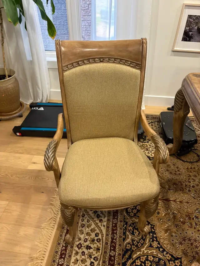 Antique wood table and chairs in Dining Tables & Sets in City of Toronto - Image 4