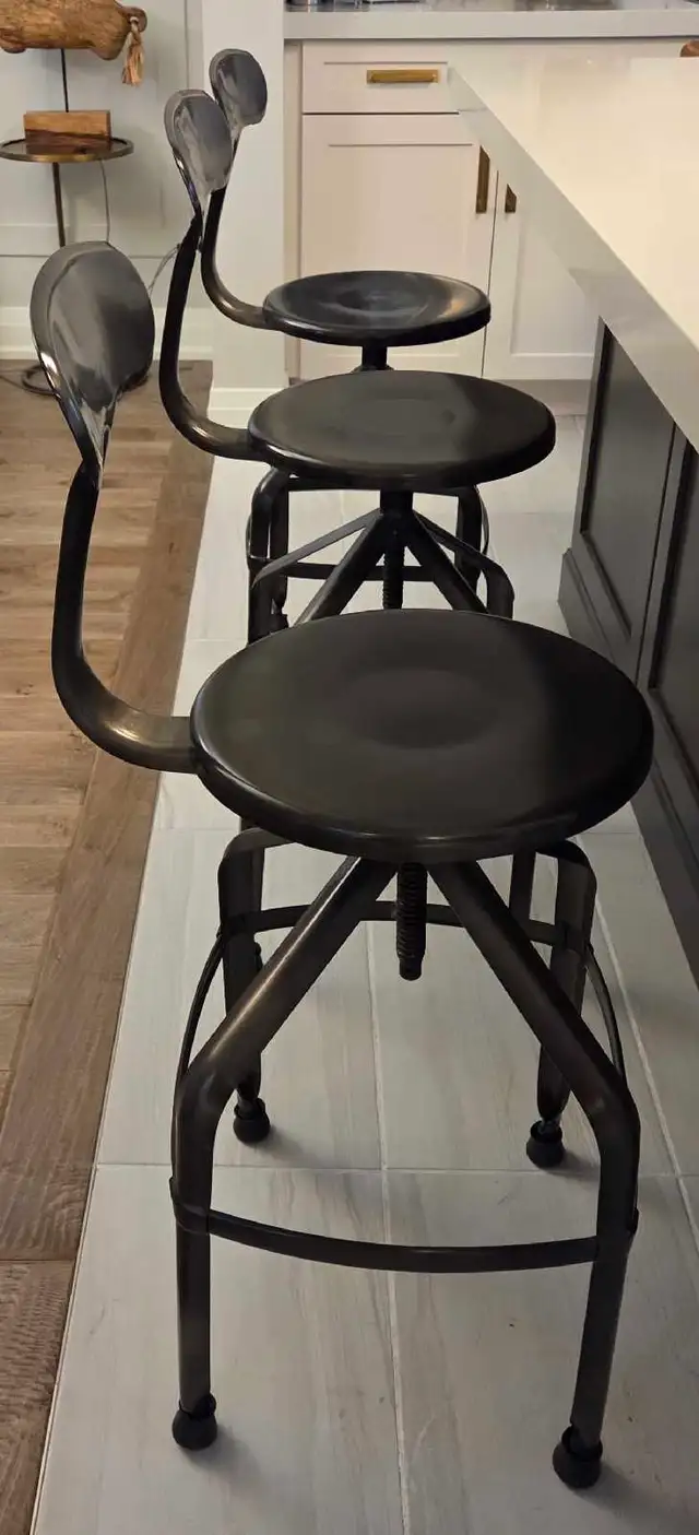 Metal swivel bar stools x3 in Chairs & Recliners in Oakville / Halton Region - Image 4