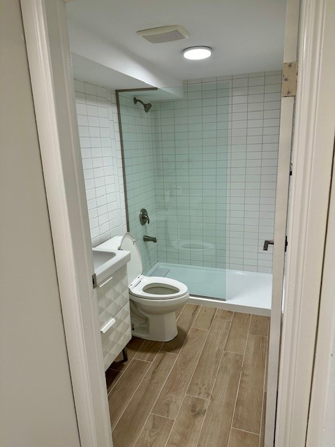 Modern 2-Bedroom Gem: Newly Renovated with Utilities Included in Long Term Rentals in Hamilton - Image 4